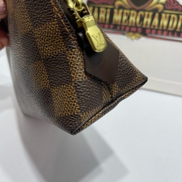 Louis Vuitton Cosmetic Case in Damier Ebene size 7.5 by 4.5 inches,made in Spain - Picture 5 of 10